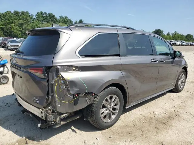 2021 TOYOTA SIENNA XLE  
