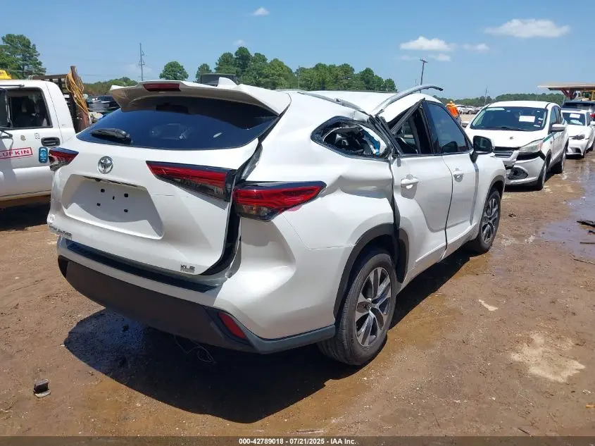 2022 TOYOTA HIGHLANDER XLE