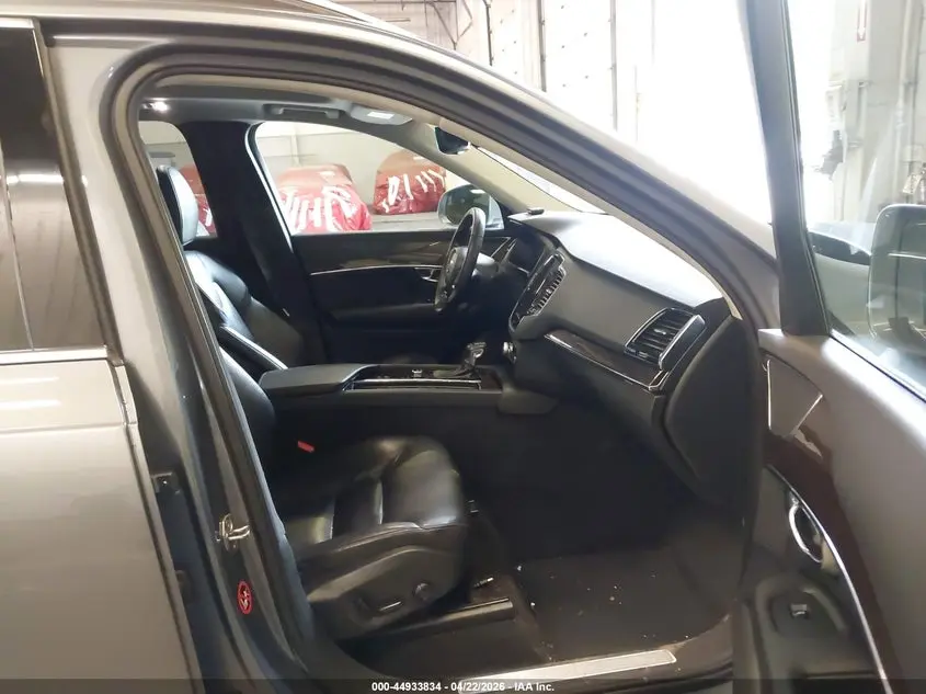 2017 VOLVO XC90 T6 MOMENTUM
