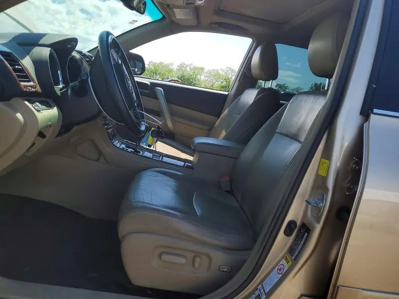 2011 TOYOTA HIGHLANDER SE  