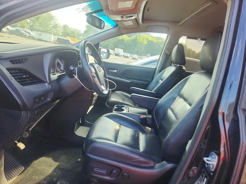 2017 TOYOTA SIENNA SE  