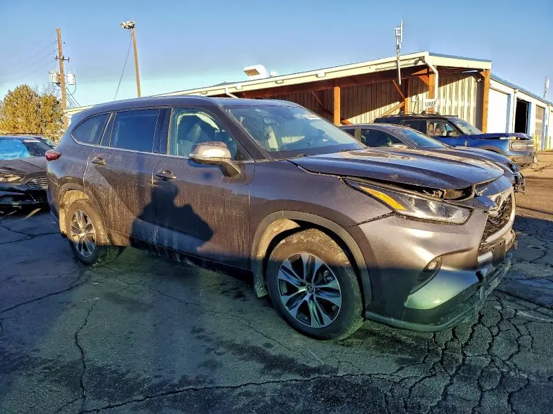 2021 TOYOTA HIGHLANDER XLE  