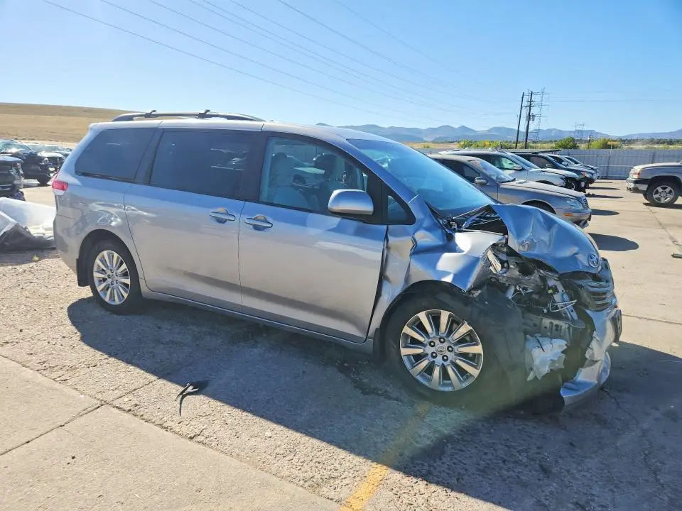 2013 TOYOTA SIENNA LE  