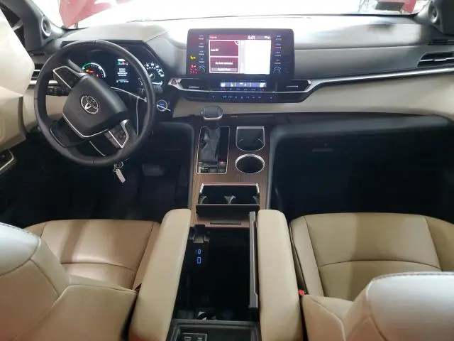 2021 TOYOTA SIENNA XLE  