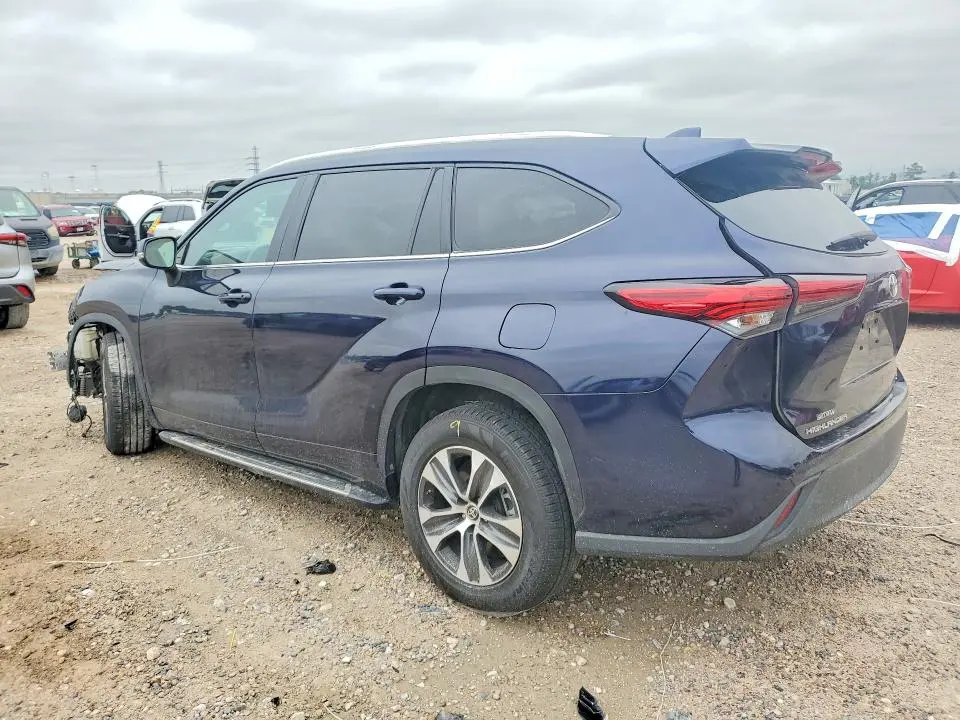 2021 TOYOTA HIGHLANDER XLE  