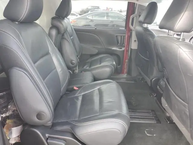 2017 TOYOTA SIENNA SE  