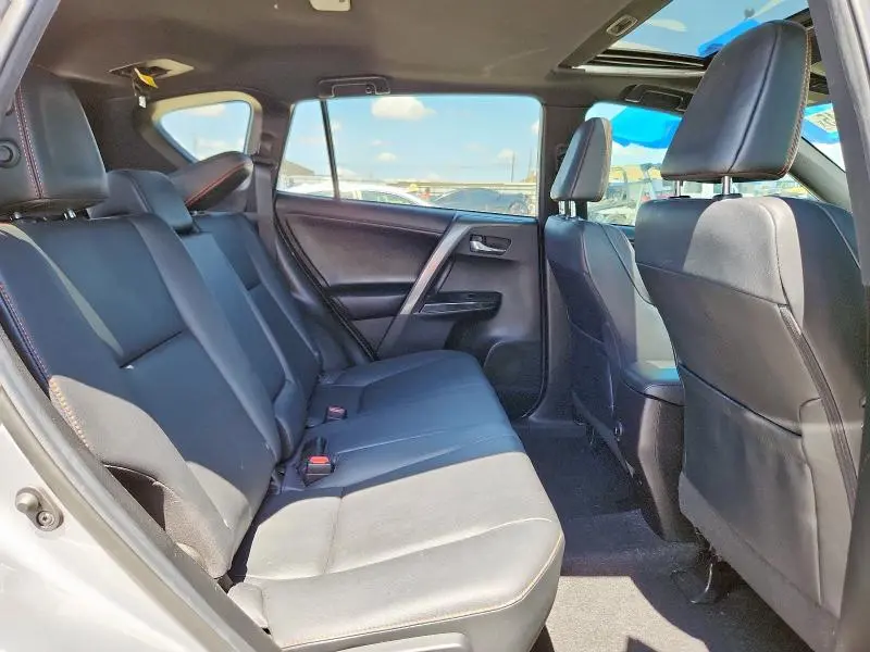 2018 TOYOTA RAV4 SE  