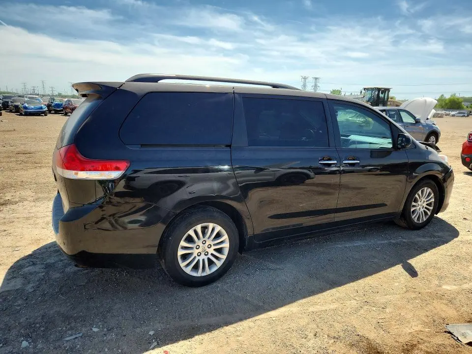 2014 TOYOTA SIENNA XLE 8-PASSENGER  