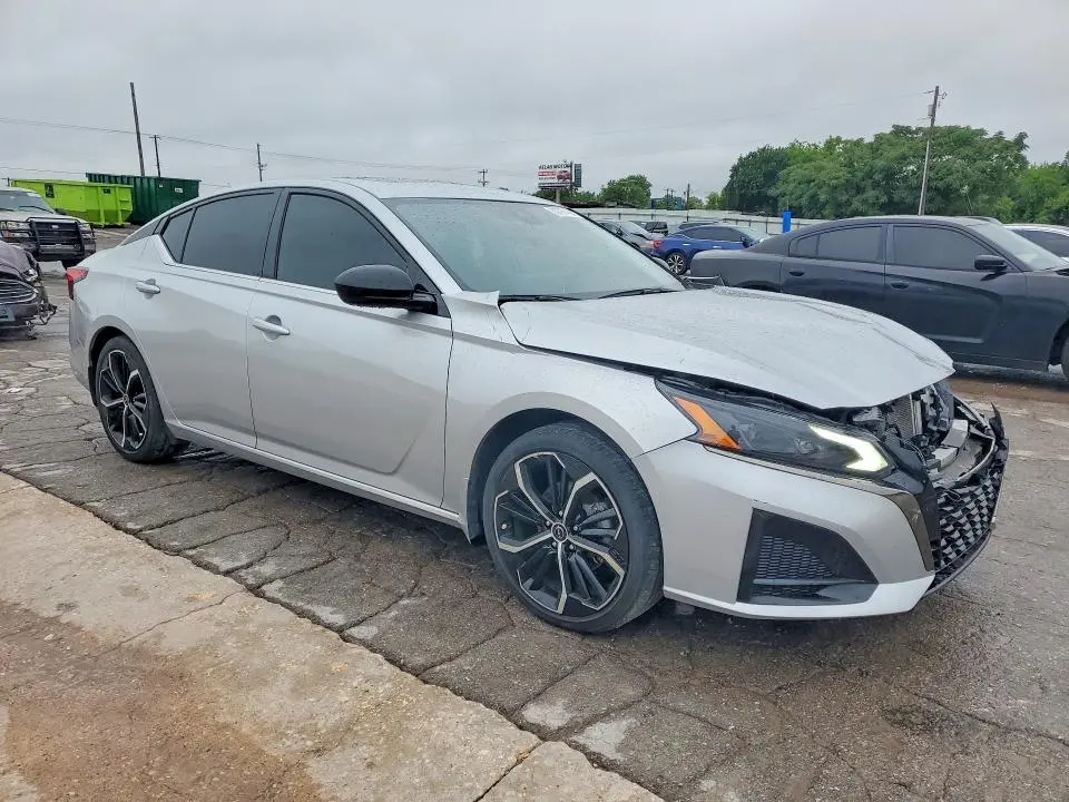 2023 NISSAN ALTIMA SR  