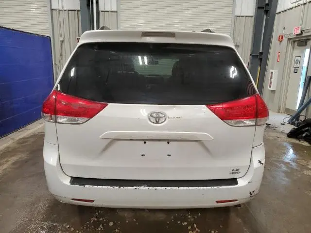 2013 TOYOTA SIENNA LE  