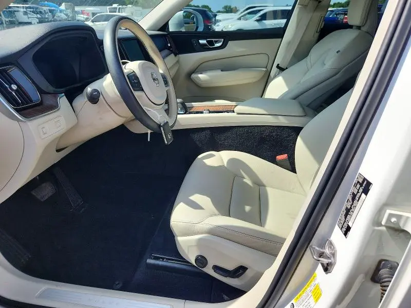 2022 VOLVO XC60 B5 MOMENTUM  
