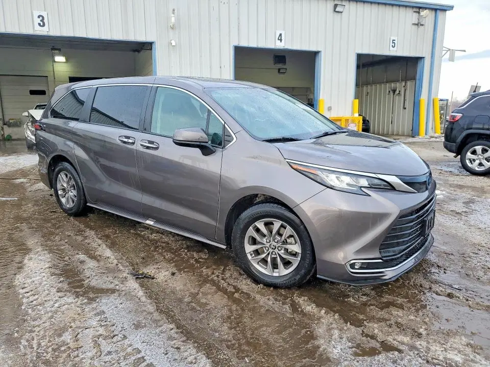 2022 TOYOTA SIENNA XLE 8-PASSENGER  