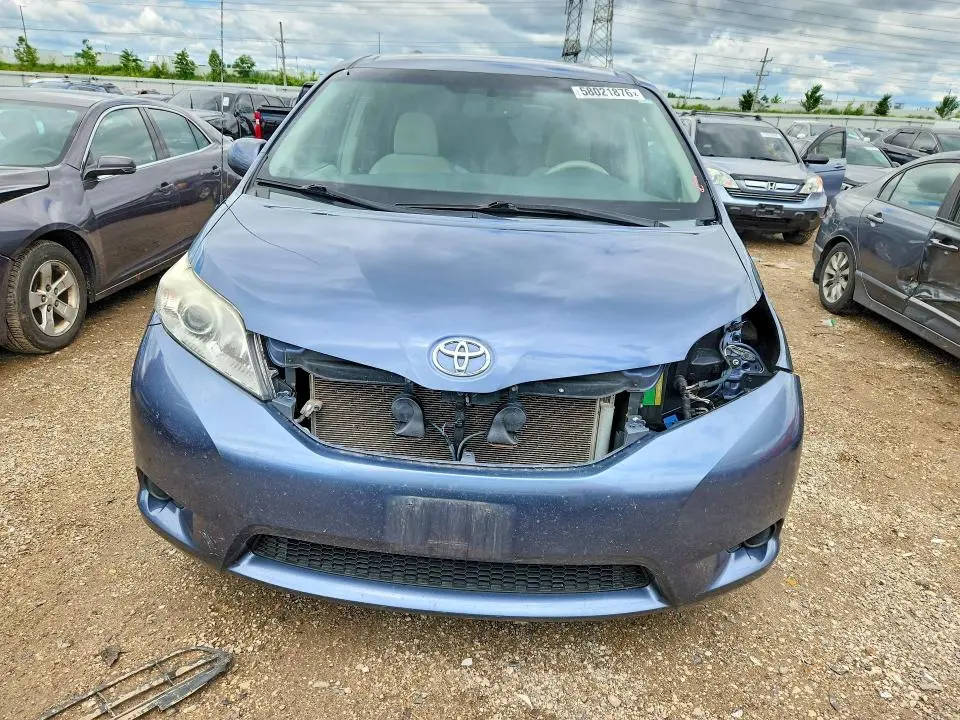 2013 TOYOTA SIENNA LE  