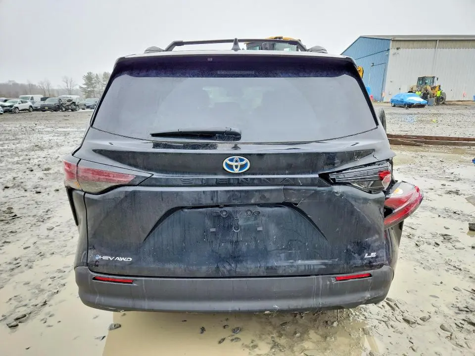 2025 TOYOTA SIENNA LE  