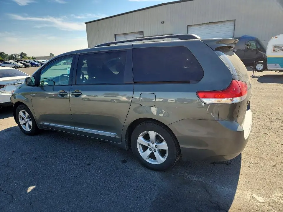 2013 TOYOTA SIENNA LE  