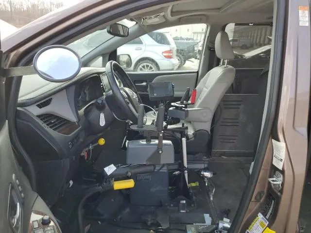 2019 TOYOTA SIENNA XLE  