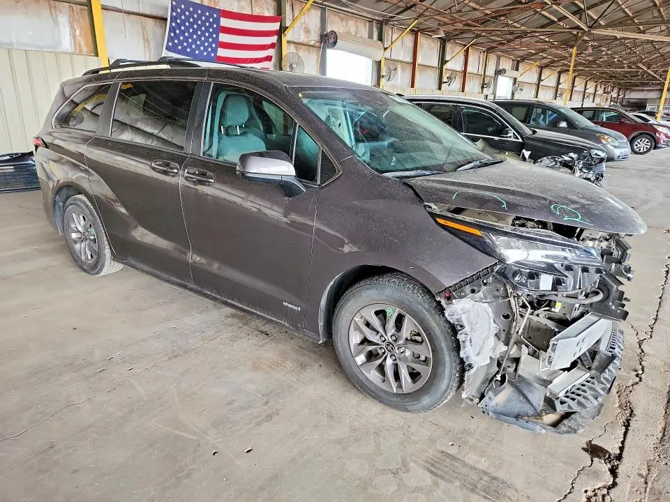 2021 TOYOTA SIENNA LE  