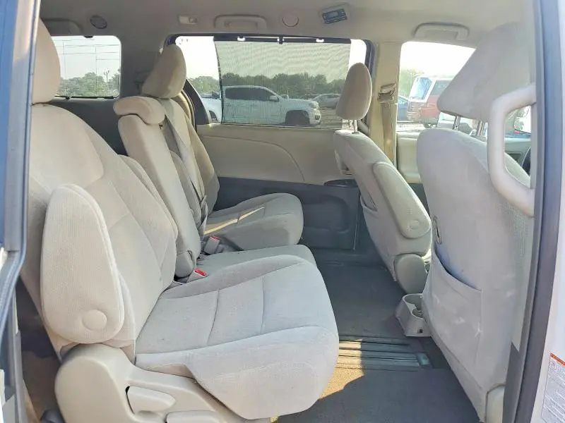 2016 TOYOTA SIENNA LE  