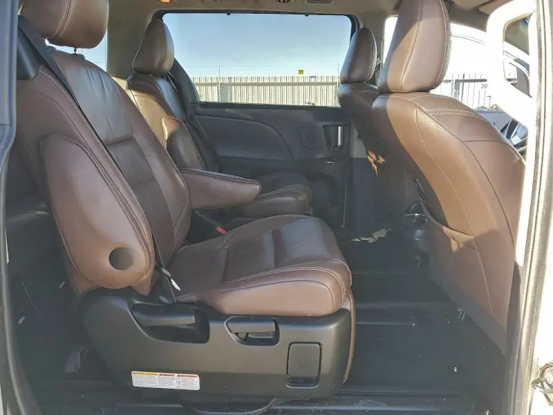 2016 TOYOTA SIENNA XLE  