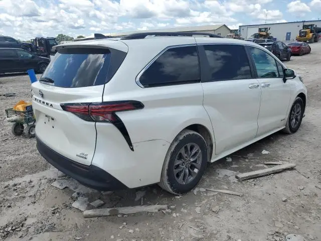2021 TOYOTA SIENNA XLE  