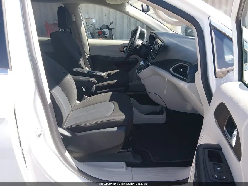 2021 CHRYSLER VOYAGER LX