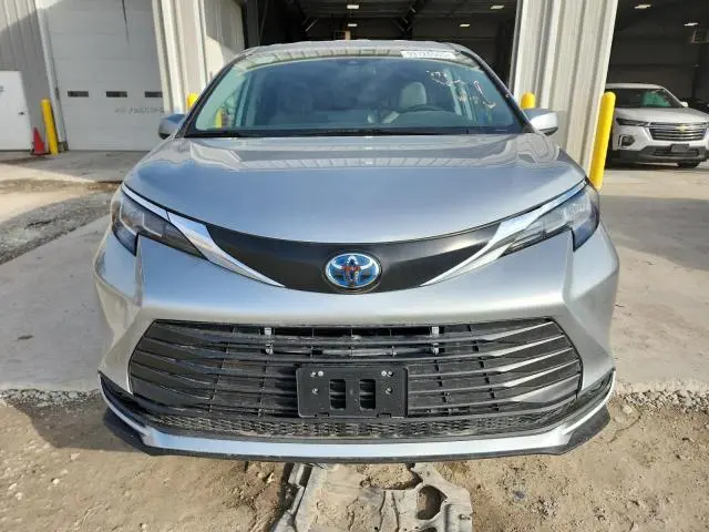 2021 TOYOTA SIENNA LE  