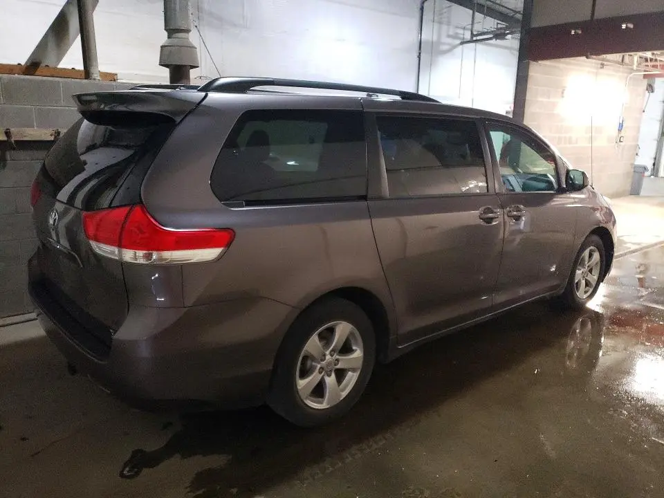 2014 TOYOTA SIENNA XLE 7-PASSENGER  
