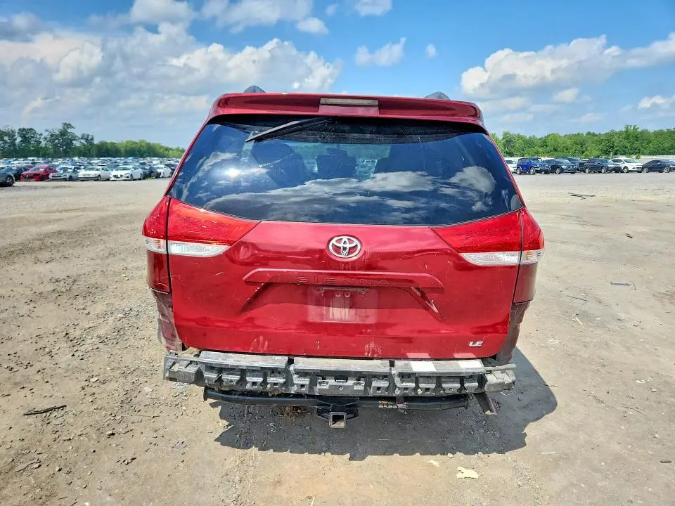 2014 TOYOTA SIENNA LE  