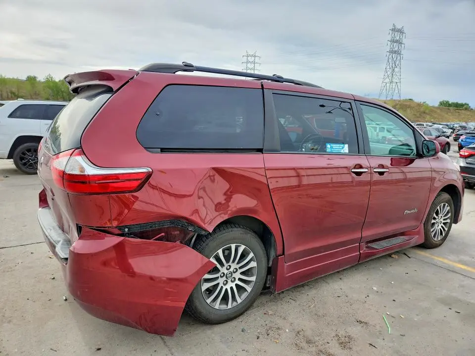 2018 TOYOTA SIENNA XLE 8-PASSENGER  