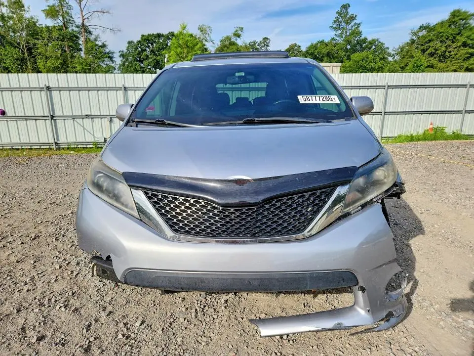 2016 TOYOTA SIENNA SE  
