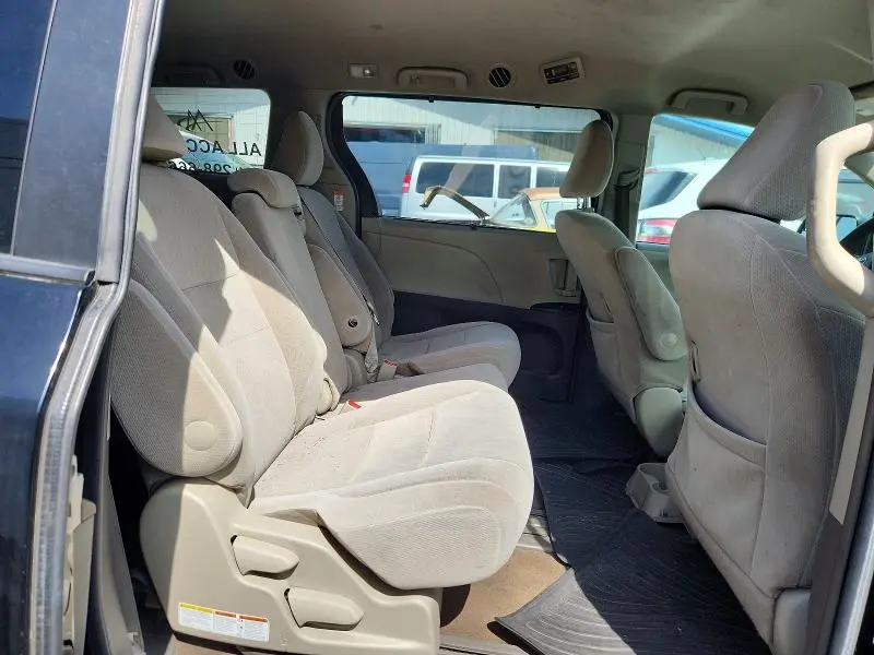 2017 TOYOTA SIENNA LE  