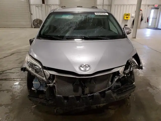 2017 TOYOTA SIENNA XLE  