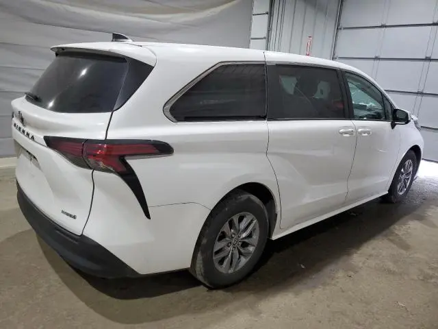 2022 TOYOTA SIENNA LE  