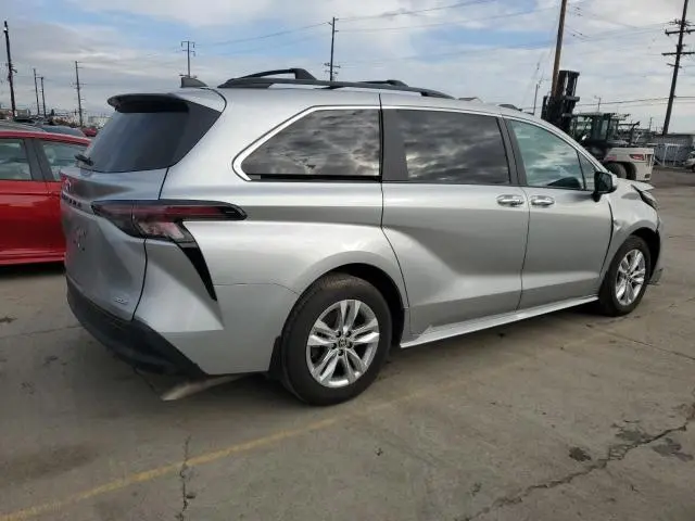 2025 TOYOTA SIENNA XLE  