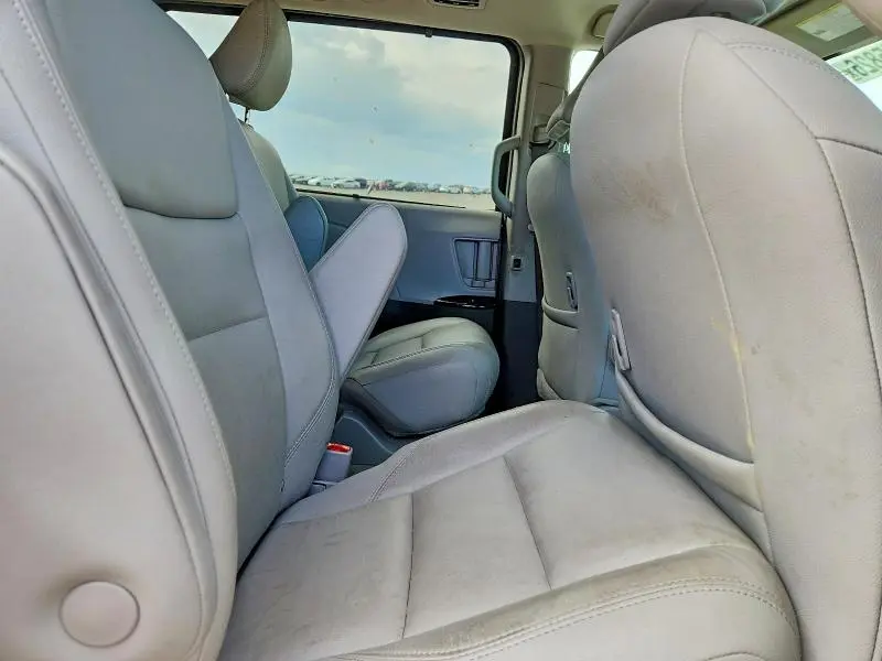 2019 TOYOTA SIENNA XLE 8-PASSENGER  