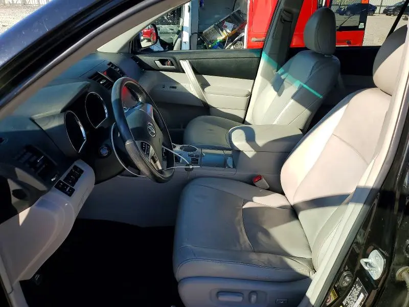 2012 TOYOTA HIGHLANDER SE  
