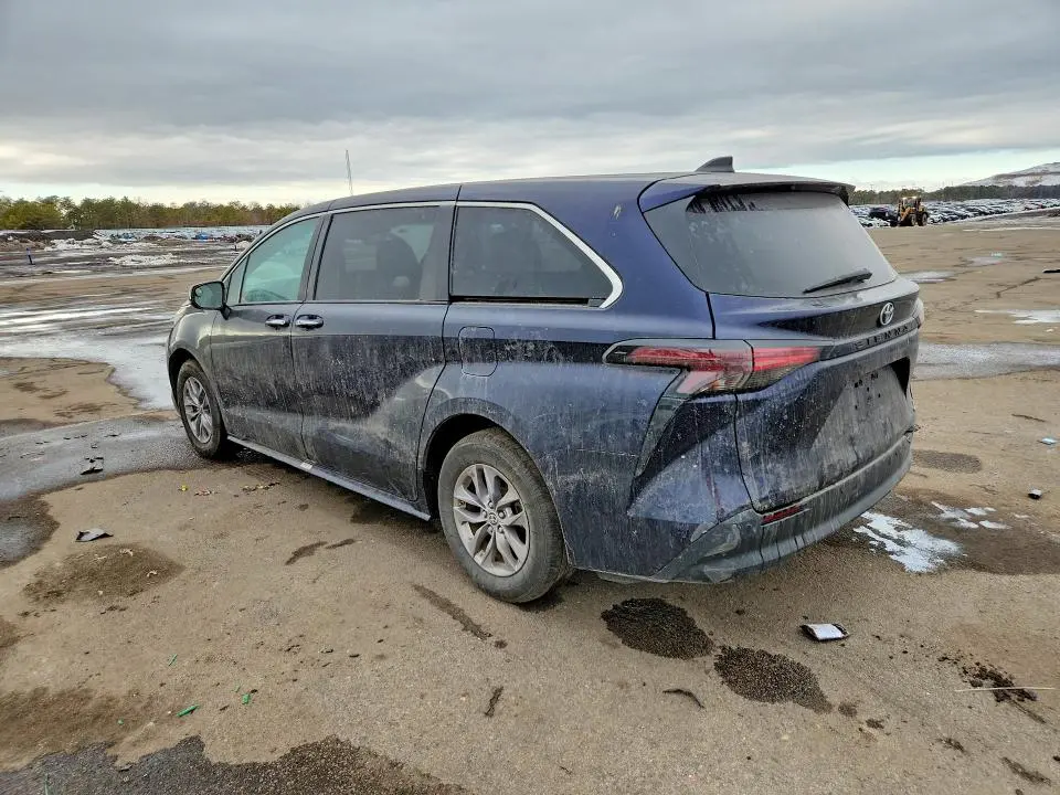 2022 TOYOTA SIENNA XLE  