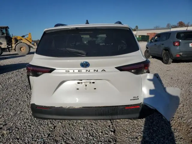 2022 TOYOTA SIENNA XLE  