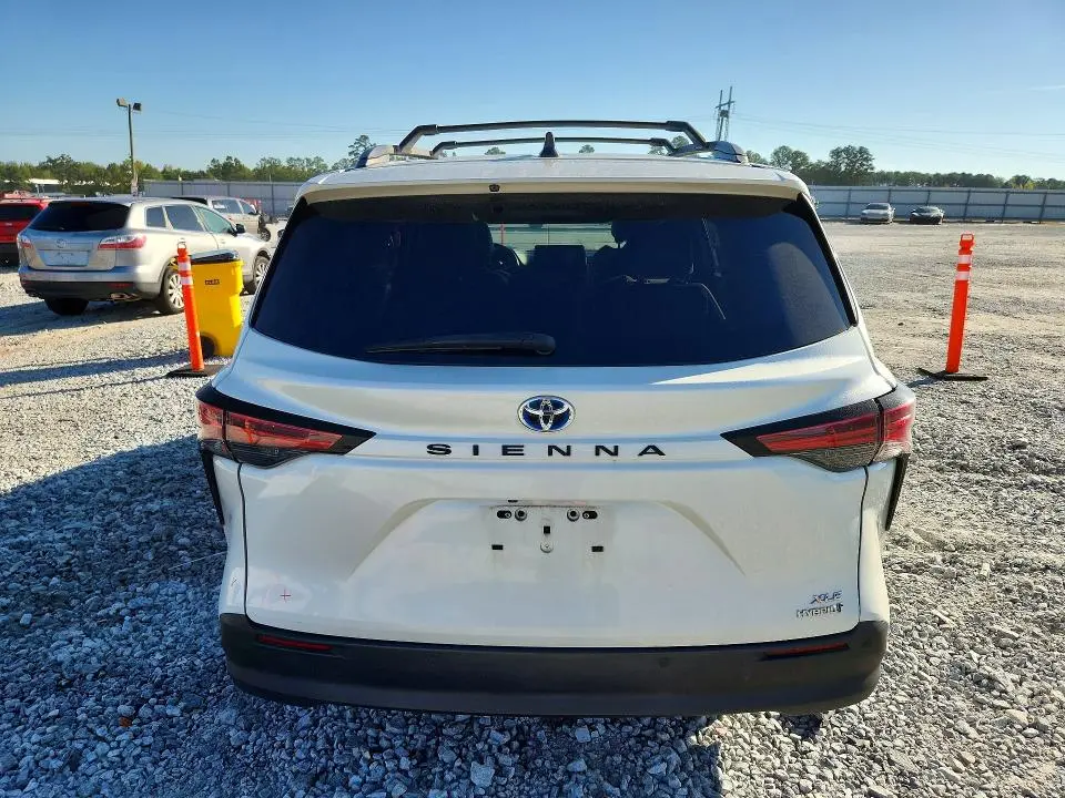 2021 TOYOTA SIENNA XLE  