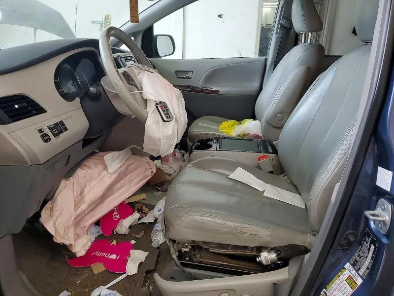 2013 TOYOTA SIENNA XLE  