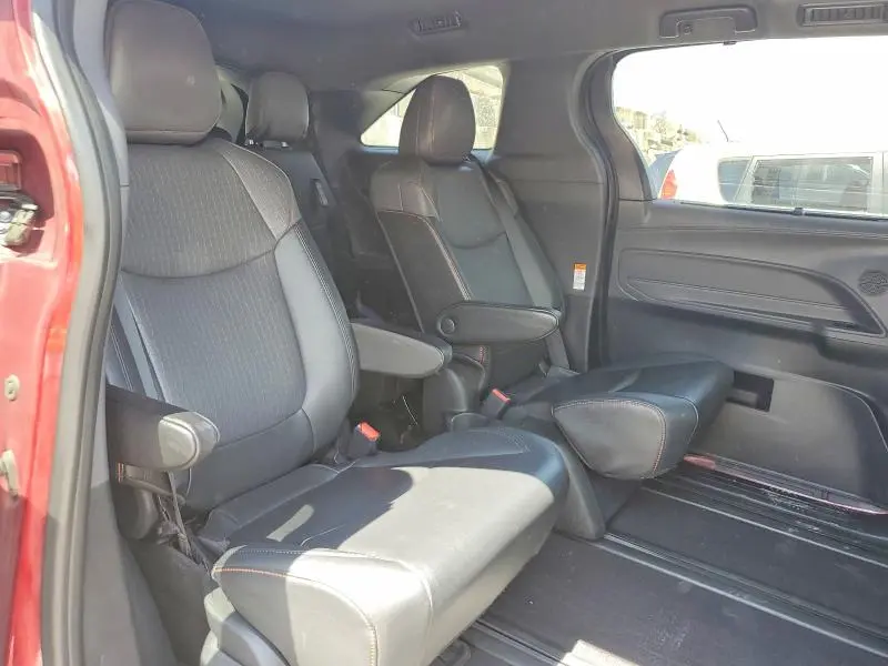2022 TOYOTA SIENNA XSE  