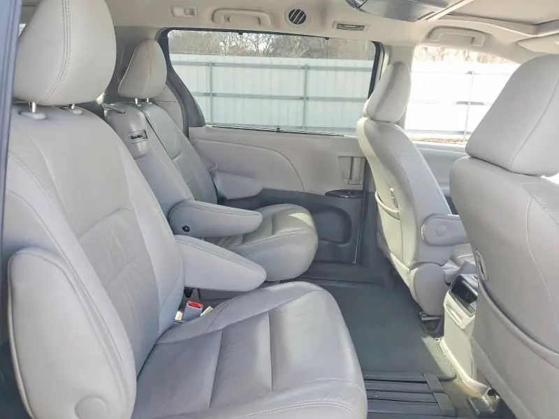 2017 TOYOTA SIENNA XLE  