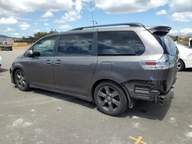 2017 TOYOTA SIENNA SE  