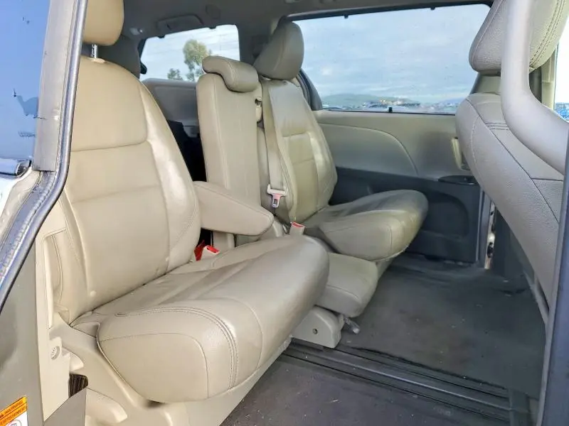 2015 TOYOTA SIENNA XLE 8-PASSENGER  