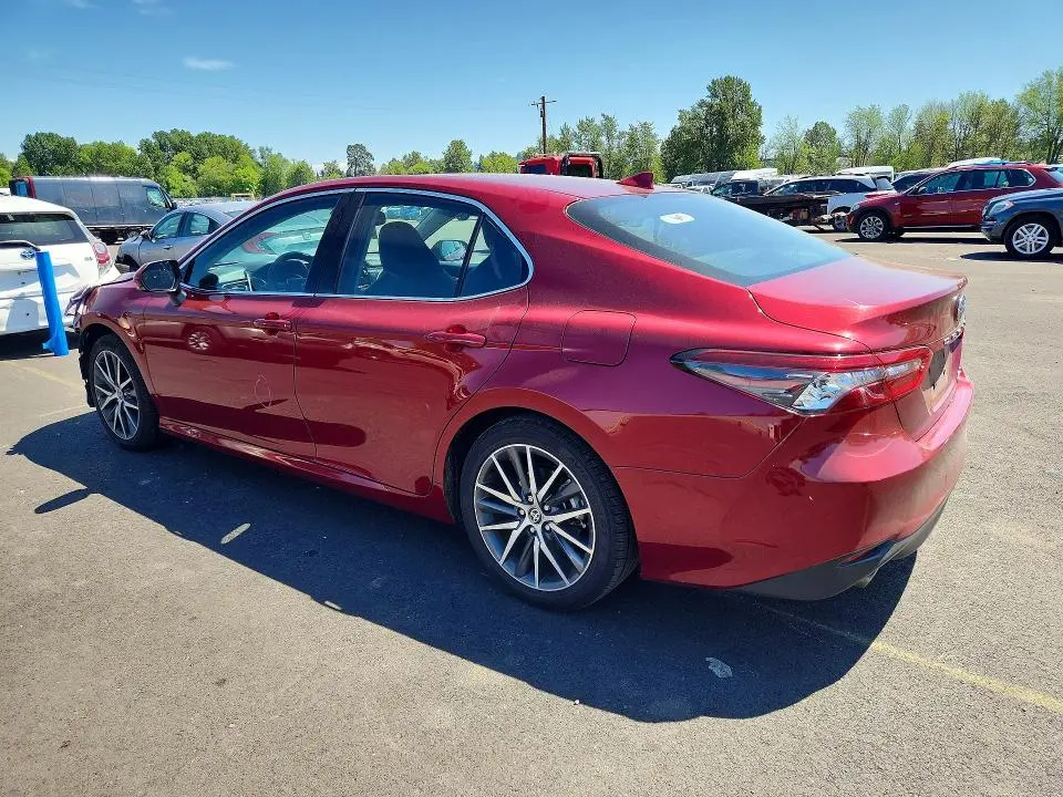 2022 TOYOTA CAMRY XLE  