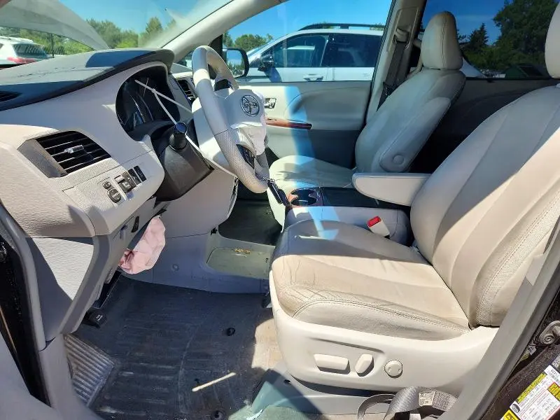 2014 TOYOTA SIENNA XLE 8-PASSENGER  
