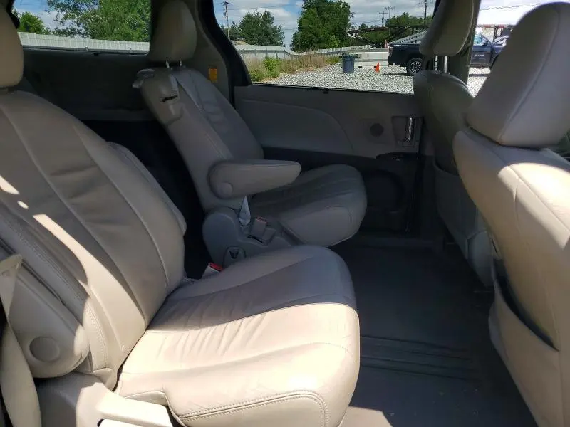 2014 TOYOTA SIENNA XLE 8-PASSENGER  