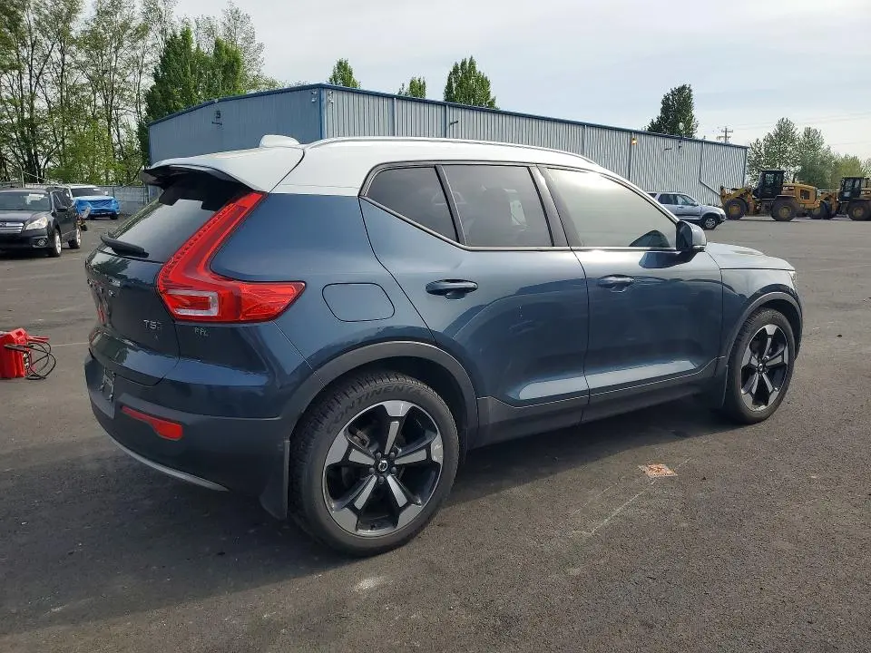 2021 VOLVO XC40 T5 MOMENTUM  