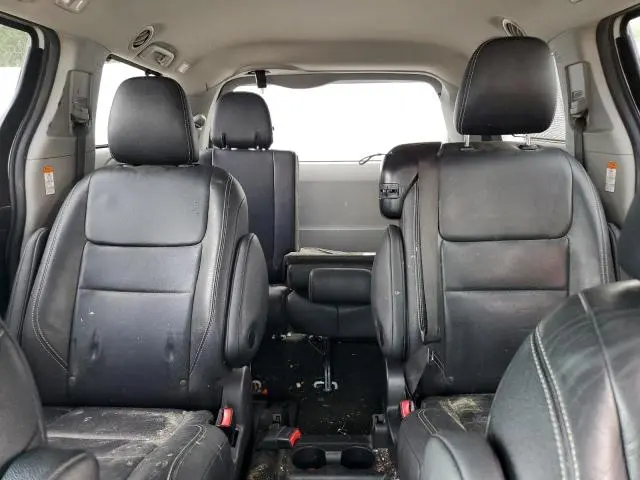 2017 TOYOTA SIENNA SE  