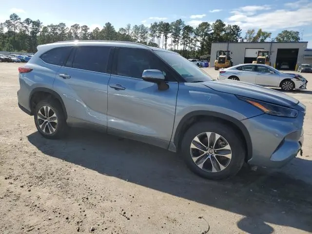 2022 TOYOTA HIGHLANDER XLE  